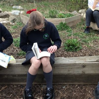 Y6RW TAKE THEIR READING OUTSIDE TO THE SANCTUARY